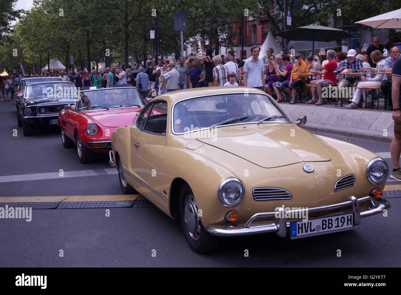 Berlino, Germania. 04 Giugno, 2016. Ci sono oltre 2000 oldtimer che sarà mostrato lungo 2 chilometro di strada Kurfürstendamm. Tra la comunity Oliverplatz e Joachimstaler Straße. C'è anche presentationen, mostra con riconosciuta presentatori. Sabato 4: 10-23h Domenica: 10-20h Credito: Aitor Diego Sanchez/Alamy Live News Foto Stock