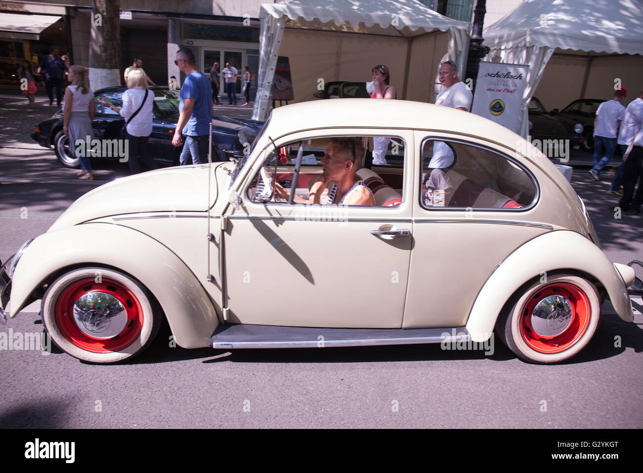 Berlino, Germania. 04 Giugno, 2016. Ci sono oltre 2000 oldtimer che sarà mostrato lungo 2 chilometro di strada Kurfürstendamm. Tra la comunity Oliverplatz e Joachimstaler Straße. C'è anche presentationen, mostra con riconosciuta presentatori. Sabato 4: 10-23h Domenica: 10-20h Credito: Aitor Diego Sanchez/Alamy Live News Foto Stock