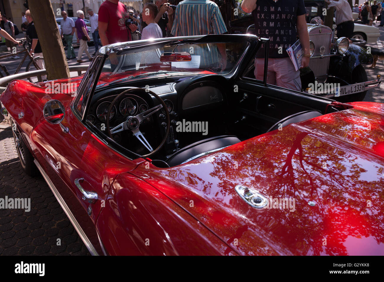 Berlino, Germania. 04 Giugno, 2016. Ci sono oltre 2000 oldtimer che sarà mostrato lungo 2 chilometro di strada Kurfürstendamm. Tra la comunity Oliverplatz e Joachimstaler Straße. C'è anche presentationen, mostra con riconosciuta presentatori. Sabato 4: 10-23h Domenica: 10-20h Credito: Aitor Diego Sanchez/Alamy Live News Foto Stock