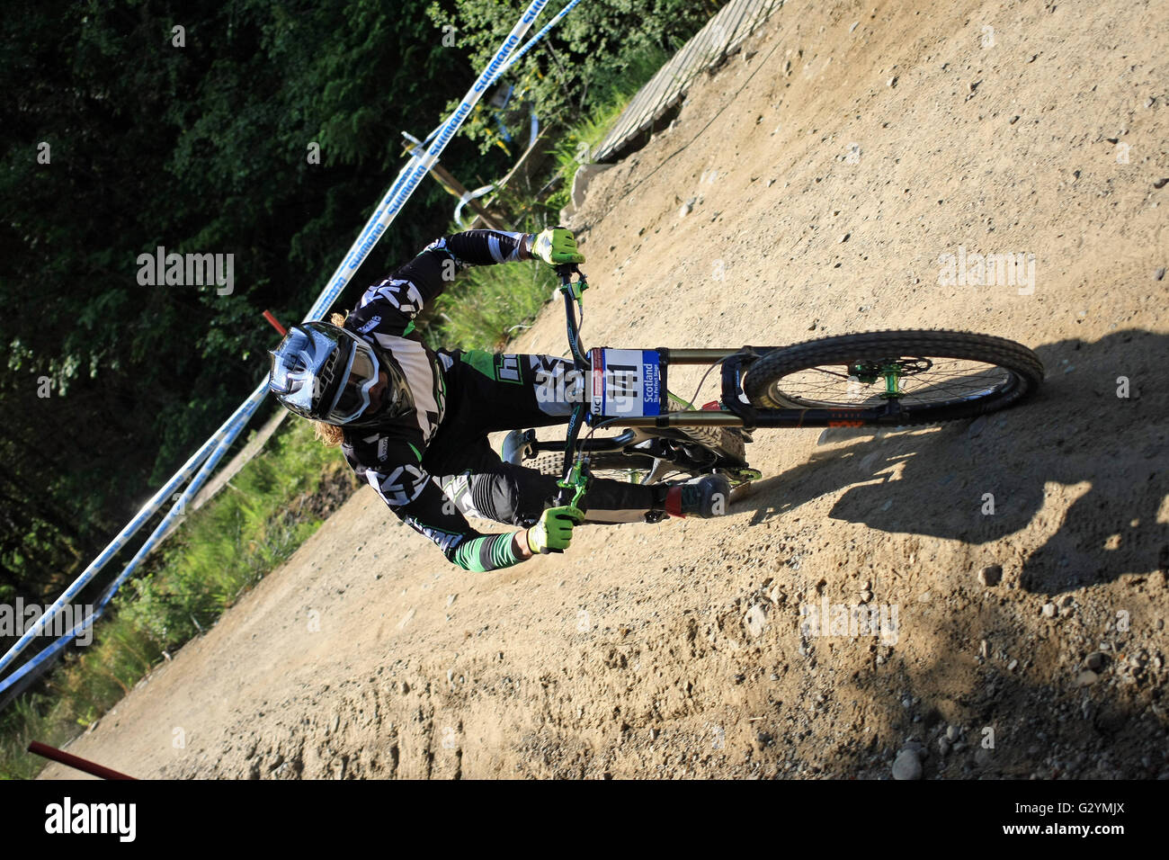 Fort William, UK. 05 Giugno, 2016. Craig Evans GBR sul corso per la discesa con la Mountain Bike di Coppa del Mondo a Fort William, in Scozia il 5 giugno 2016. Credito: Malcolm gallone/Alamy Live News Foto Stock