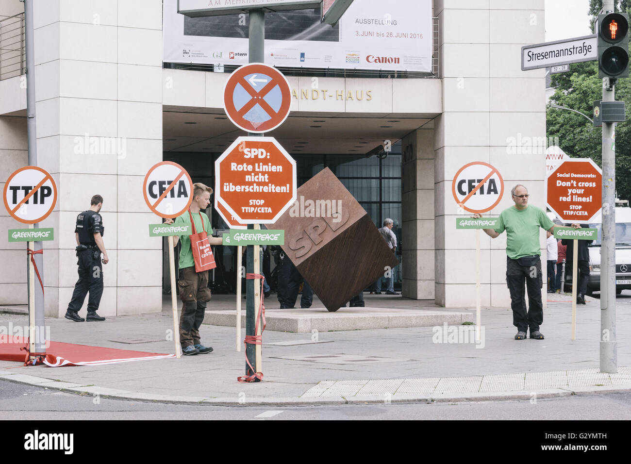 Berlin, Berlin, Germania. 5 Giugno, 2016. Gli attivisti protestano contro CETA & TTIP davanti Willy-Brandt-Haus, il partito sede del Partito Social Democratico della Germania (tedesco: Sozialdemokratische Partei Deutschlands, SPD) durante il non-incontro pubblico di circa 200 funzionari di partito. © Jan Scheunert/ZUMA filo/Alamy Live News Foto Stock