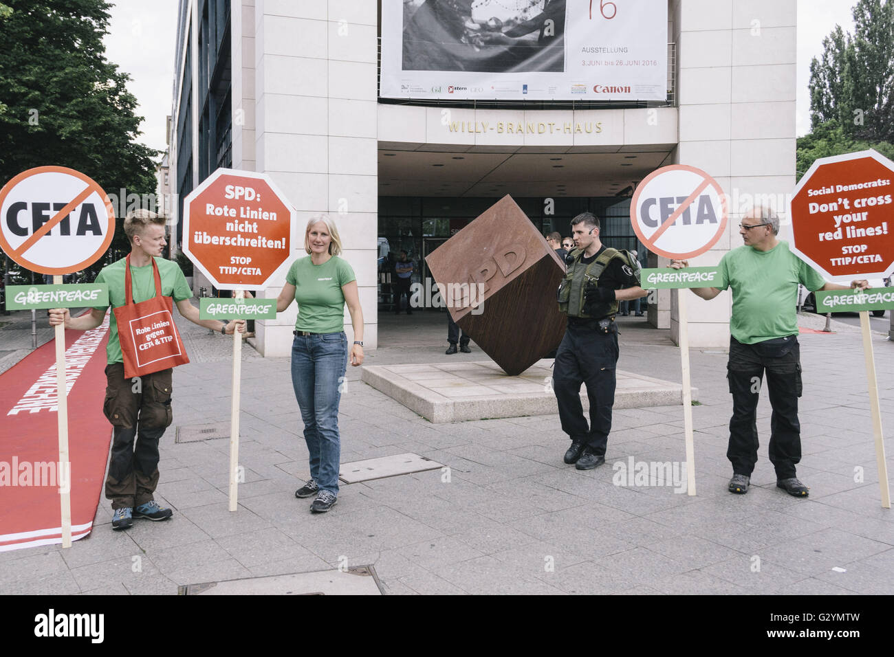 Berlin, Berlin, Germania. 5 Giugno, 2016. Gli attivisti protestano contro CETA & TTIP davanti Willy-Brandt-Haus, il partito sede del Partito Social Democratico della Germania (tedesco: Sozialdemokratische Partei Deutschlands, SPD) durante il non-incontro pubblico di circa 200 funzionari di partito. © Jan Scheunert/ZUMA filo/Alamy Live News Foto Stock