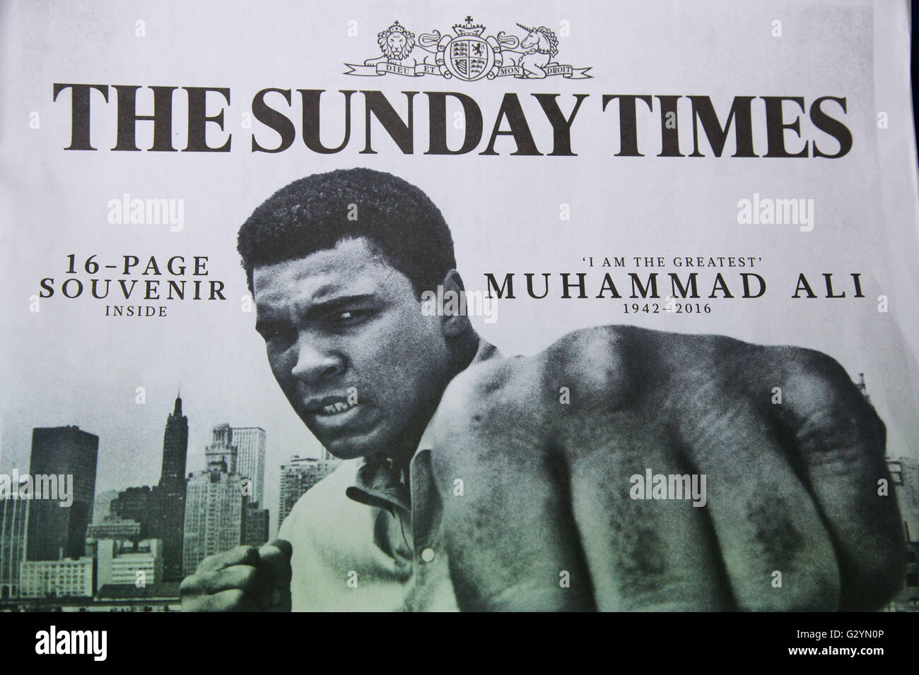 A nord di Londra, Regno Unito il 5 giugno 2016. Giornali della domenica di reazione alla morte di Muhammad Ali. British Sunday quotidiani " reazioni alla American boxe leggenda, Muhammad Ali denominato " più grande " dopo la sua morte il 3 giugno Credito: Dinendra Haria/Alamy Live News Foto Stock