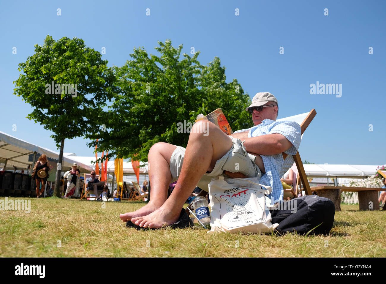 Festival di fieno, Wales, Regno Unito - Giugno 2016 - Un altro calda e soleggiata giornata presso il Festival di fieno. Un visitatore indossa il suo cappello da sole in una calda giornata finale al fieno Festival del libro Foto Stock