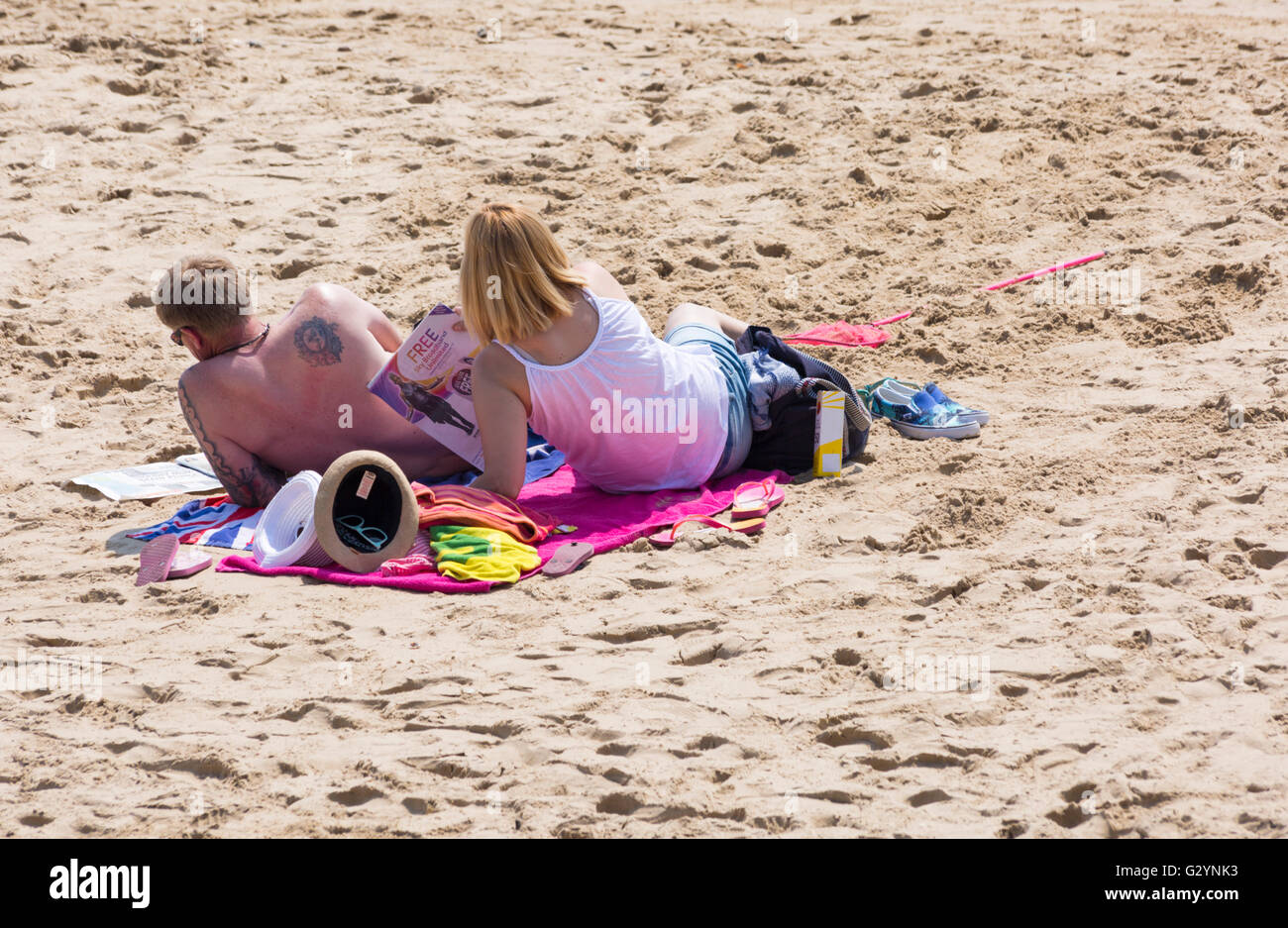 Bournemouth Dorset, Regno Unito 5 Giugno 2016. Regno Unito: meteo come temperature soar folla gregge alla spiaggia per godervi il caldo clima soleggiato al mare Foto Stock