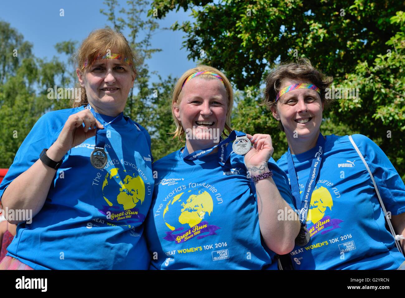 Glasgow, Scotland, Regno Unito. 05 Giugno, 2016. Le donne mostrare le loro medaglie dopo aver completato la "Grande donne 10k 2016' fun run. La costante tempo caldo ha reso difficile per le guide di scorrimento. Alamy Live News Foto Stock