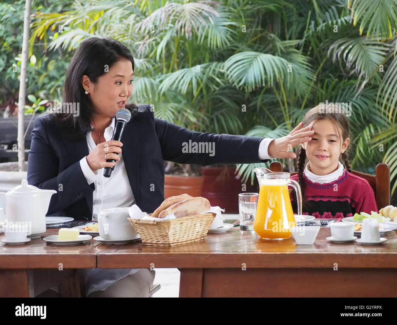 Lima, Giugno 5th, il candidato Keiko Fujimori ha avuto oggi, nel giorno delle elezioni, prima colazione con la sua famiglia e organi di stampa accreditati prima di dirigervi a gettare il suo voto. Foto Stock