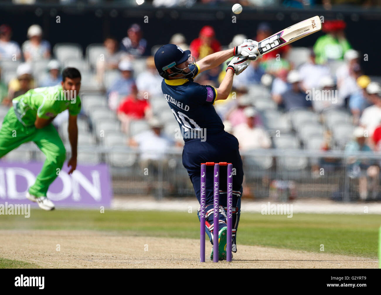 Old Trafford, Manchester, Regno Unito. 05 Giugno, 2016. Royal London un giorno Cup. Lancashire Lightning versus Warwickshire. Warwickshire apertura battitore William Porterfield tenta di agganciare il Lancashire Lightning bowler Saqib Mahmood. Lancashire fulmini 296-8 rigato off loro 50 overs. © Azione Sport Plus/Alamy Live News Foto Stock