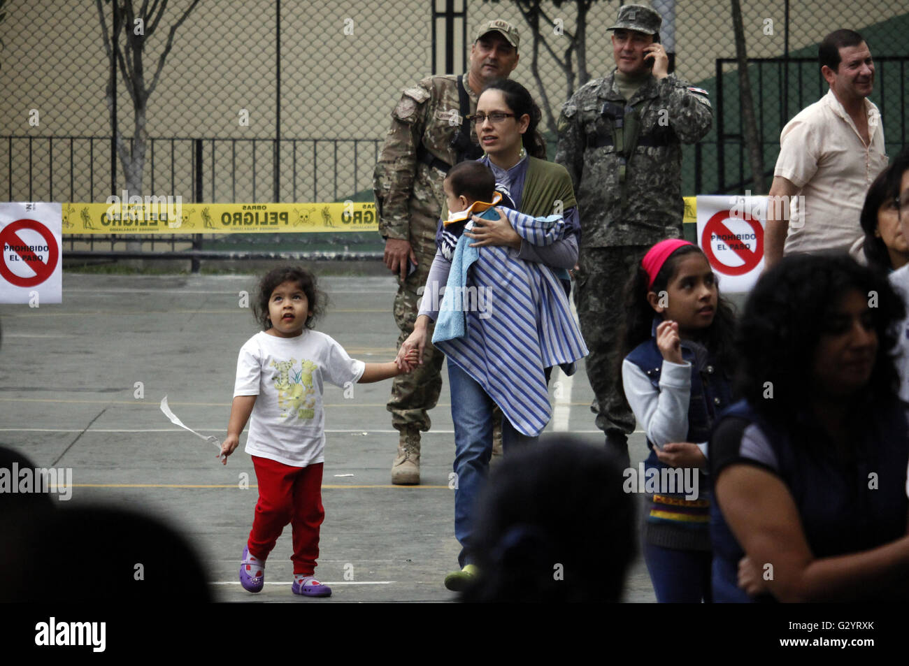 Lima, Perù. 5 Giugno, 2016. La gente in attesa per il loro voto durante il secondo turno delle elezioni presidenziali in corrispondenza di una stazione di polling in Santiago de Surco distretto di Lima, capitale del Perù, il 5 giugno 2016. Un totale di 22,901,954 elettori peruviano, compresi 884,924 che vivono all'estero, sono idonei a partecipare al voto di domenica per eleggere il nuovo Presidente peruviano. © Luis Camacho/Xinhua/Alamy Live News Foto Stock