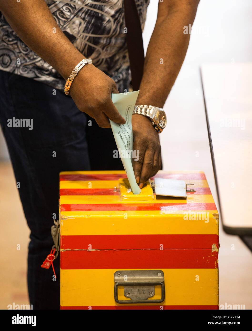 Ginevra, Svizzera. 5 Giugno, 2016. Un uomo getta il suo voto in corrispondenza di una stazione di polling a Ginevra, in Svizzera, il 5 giugno 2016. La popolazione svizzera ha votato su domenica se sia il caso di dare a ogni cittadino adulto una garantita di base reddito mensile di 2.500 franchi svizzeri ($2.560). © Xu Jinquan/Xinhua/Alamy Live News Foto Stock