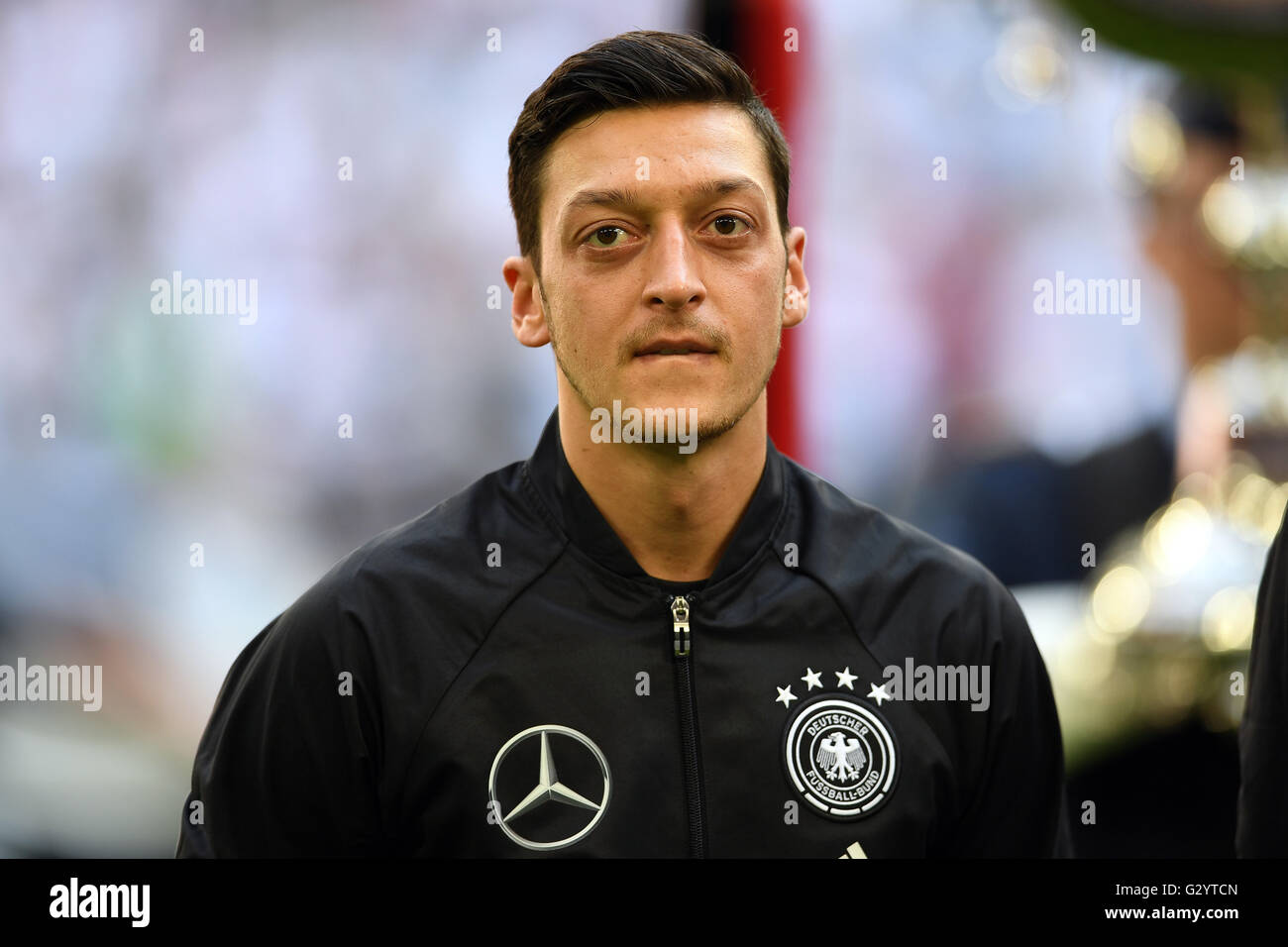 Gelsenkirchen (Germania). 04 Giugno, 2016. La Germania Mesut Oezil prima del calcio internazionale amichevole tra Germania e Ungheria alla Veltins Arena di Gelsenkirchen, Germania, 04 giugno 2016. Foto: FEDERICO GAMBARINI/dpa/Alamy Live News Foto Stock