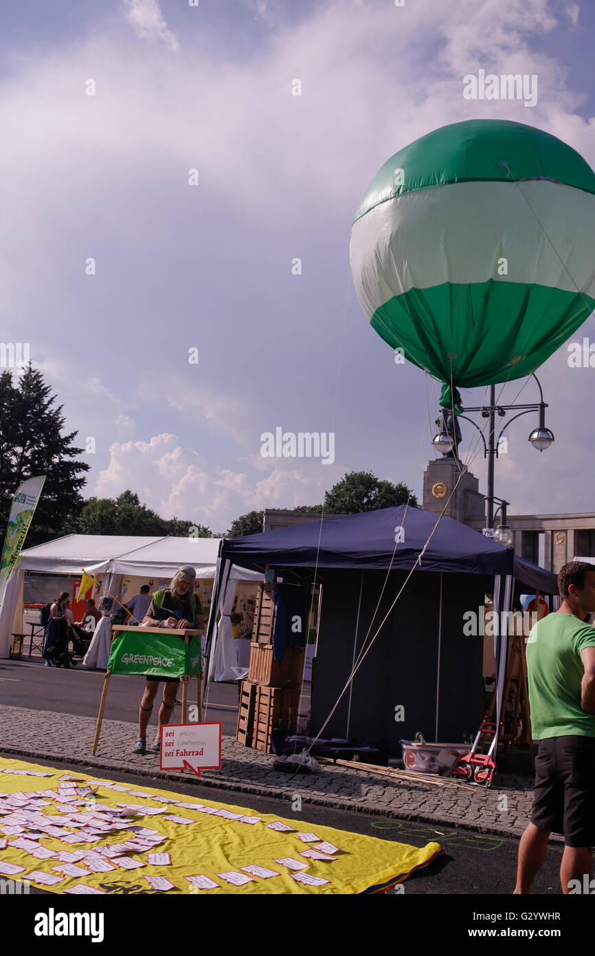 Sotto il motto "la protezione del clima possiamo tutti!' sono abou 200 espositori. Gruppi di musica da riprodurre in fase. Sotto il motto "la protezione del clima possiamo tutti!' sono abou 200 espositori. Gruppi di musica da riprodurre in fase. Sotto il motto "la protezione del clima possiamo tutti!' sono abou 200 espositori. Gruppi di musica da riprodurre in fase. Foto Stock