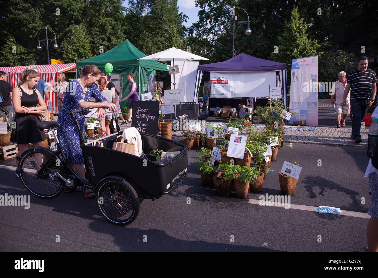 Sotto il motto "la protezione del clima possiamo tutti!' sono abou 200 espositori. Gruppi di musica da riprodurre in fase. Sotto il motto "la protezione del clima possiamo tutti!' sono abou 200 espositori. Gruppi di musica da riprodurre in fase. Sotto il motto "la protezione del clima possiamo tutti!' sono abou 200 espositori. Gruppi di musica da riprodurre in fase. Foto Stock