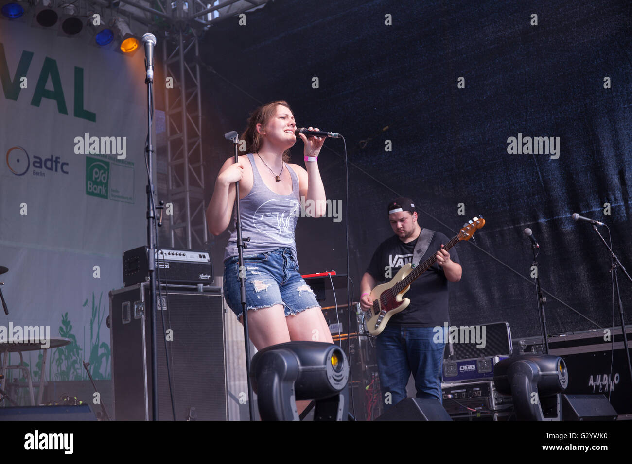 Sotto il motto "la protezione del clima possiamo tutti!' sono abou 200 espositori. Gruppi di musica da riprodurre in fase. Sotto il motto "la protezione del clima possiamo tutti!' sono abou 200 espositori. Gruppi di musica da riprodurre in fase. Sotto il motto "la protezione del clima possiamo tutti!' sono abou 200 espositori. Gruppi di musica da riprodurre in fase. Foto Stock