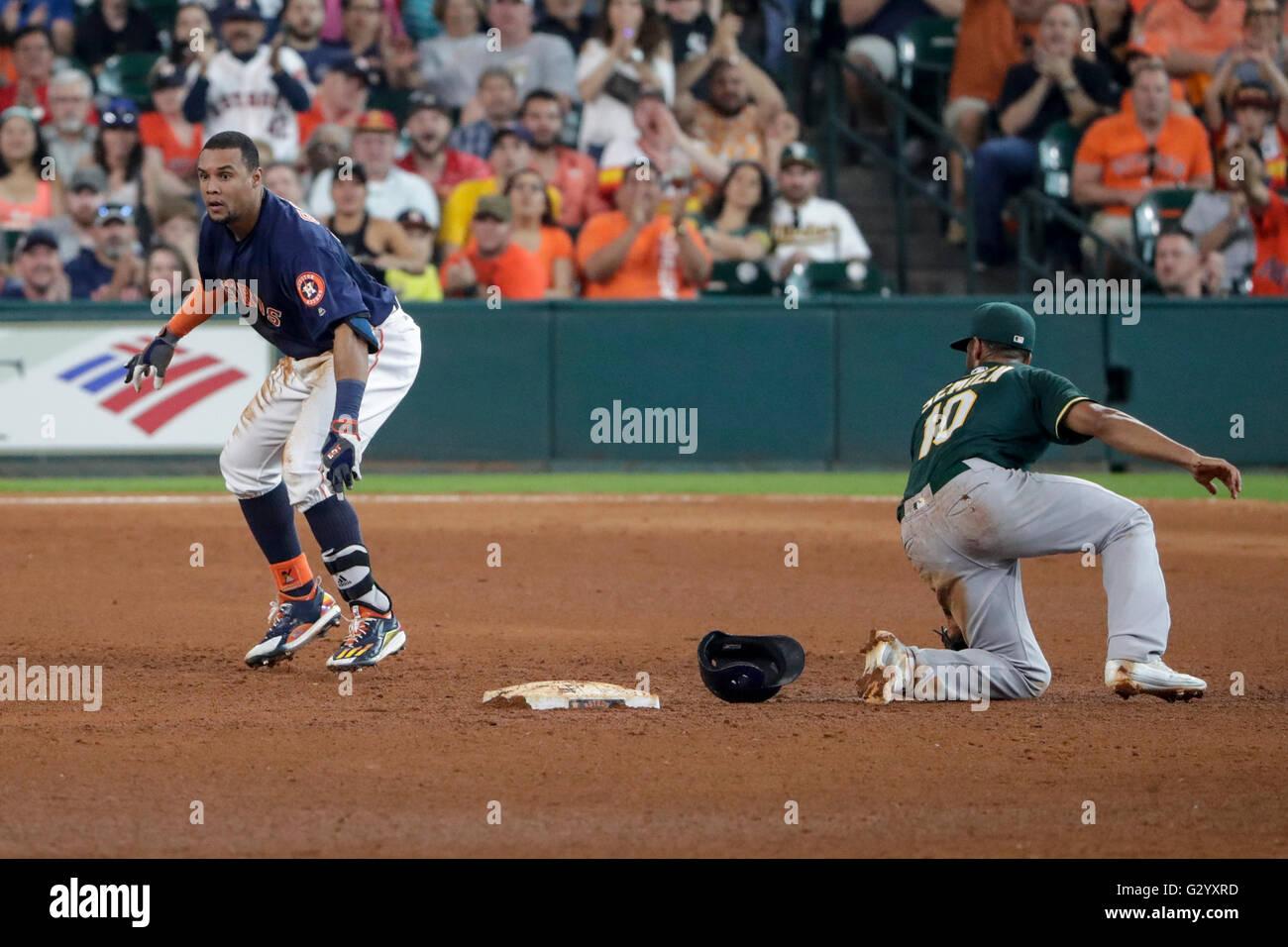 Houston, TX, Stati Uniti d'America. 5 Giugno, 2016. Houston Astros center fielder Carlos Gomez (30) guarda a prendere un'altra base come la palla arriva lontano da Oakland Athletics shorstop Marcus Semien (10) durante il Major League Baseball gioco tra la Oakland atletica e Houston Astros al Minute Maid Park a Houston, TX. Astros sconfitti a 5-2 Tim Warner/CSM/Alamy Live News Foto Stock