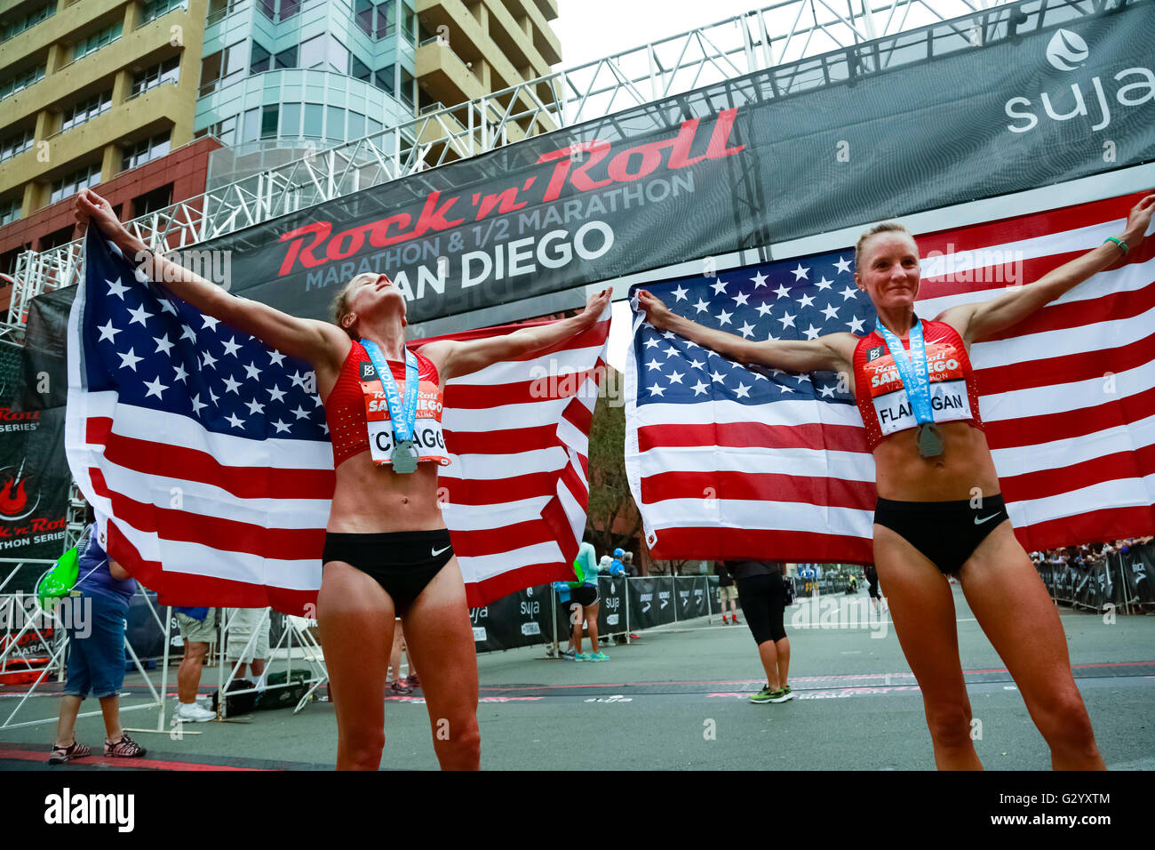 San Diego, California, Stati Uniti d'America. 5 Giugno, 2016. SAN DIEGO CA, Stati Uniti d'America -- Giugno 5, 2016: .tenendo la bandiera americana Amy Cragg (L) e Shalane Flanagan (R) appena completato il Suja Rock 'n' Roll San Diego Mezza Maratona e di testa per le Olimpiadi a Rio de Janeiro in Brasile.Mandatory Credit: Foto da NELVIN C. CEPEDA, SAN DIEGO UNION-TRIBUNE Credito: Nelvin C. Cepeda/San Diego Union-Tribune/ZUMA filo/Alamy Live News Foto Stock