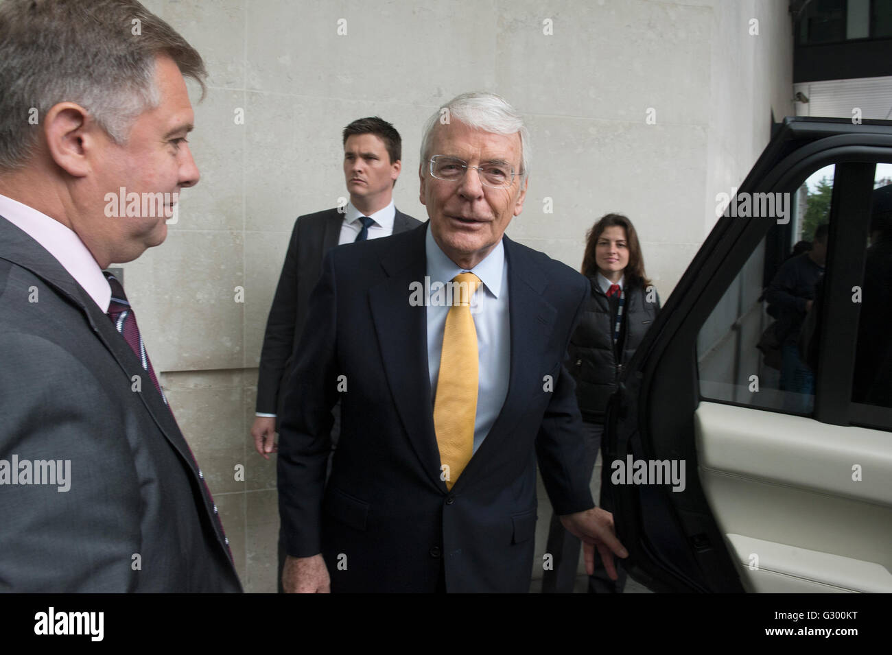 Ex primo ministro conservatore John Major (centro), lascia la BBC Broadcasting House di Londra centrale dopo che compaiono sulla BBC uno degli affari correnti programma la Andrew Marr Show. Foto Stock