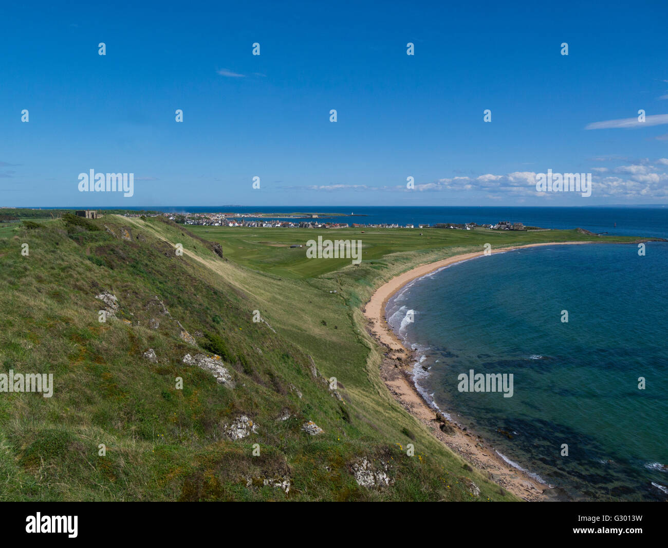 Visualizza in basso a e Earlsferry Elie Fife Scozia da Fife sentiero costiero su un bel giorno di maggio meteo con cielo blu di una città costiera ed ex Royal Burgh Foto Stock