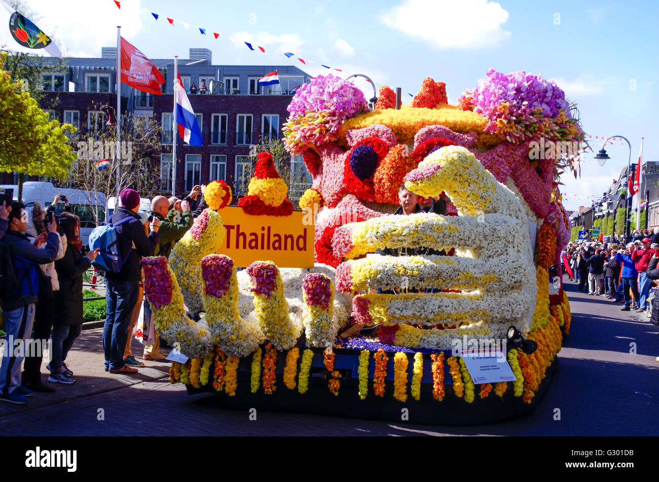 Sfilata di fiori galleggiante e sculture di fiori in Olanda annuale parata  dei fiori. 2016 L'argomento era Fiori & moda Foto stock - Alamy