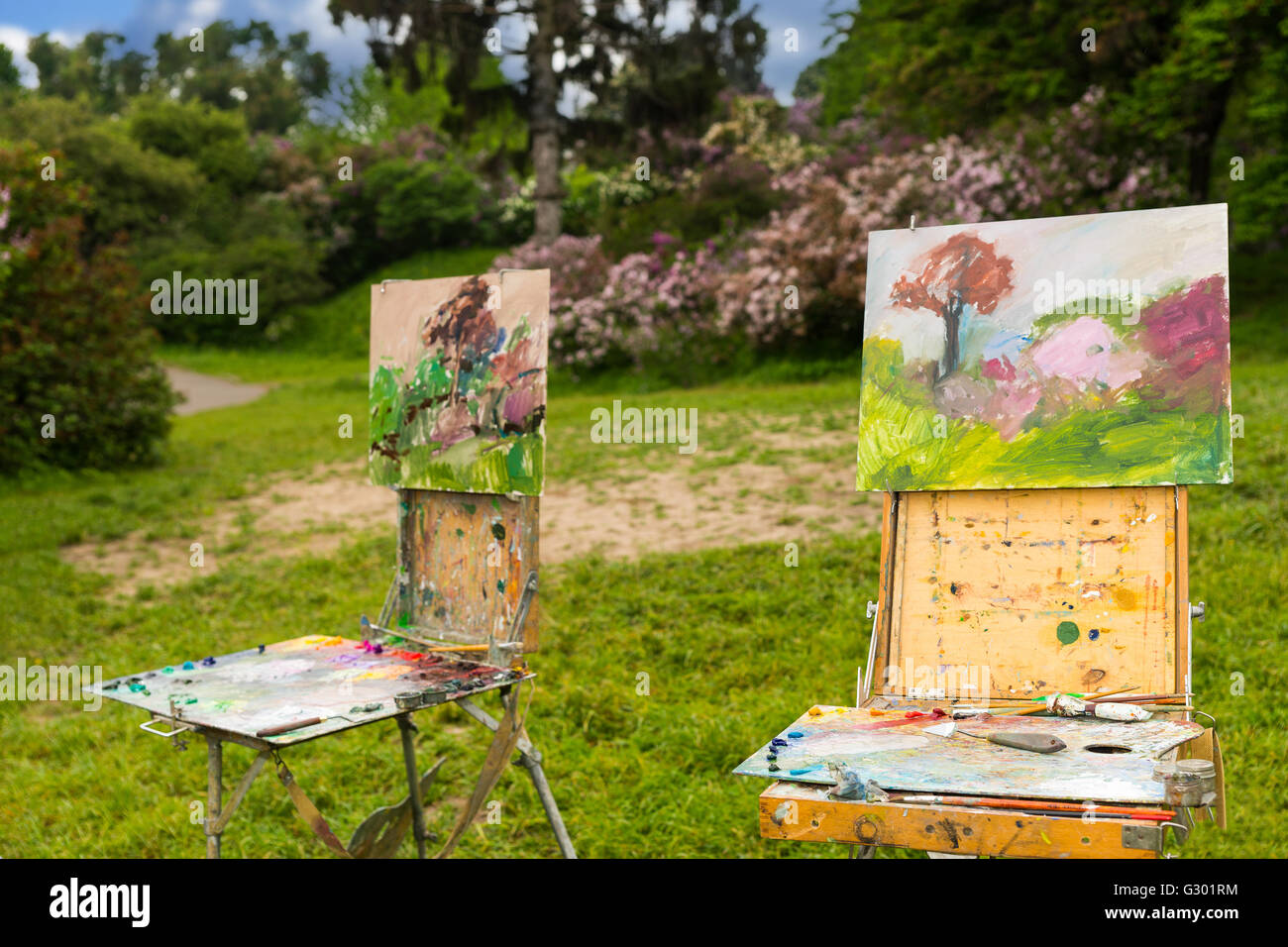 Due professionale dell'artista tavolozza album da disegno e foto di una  scena di giardino con fiori e in un parco Foto stock - Alamy