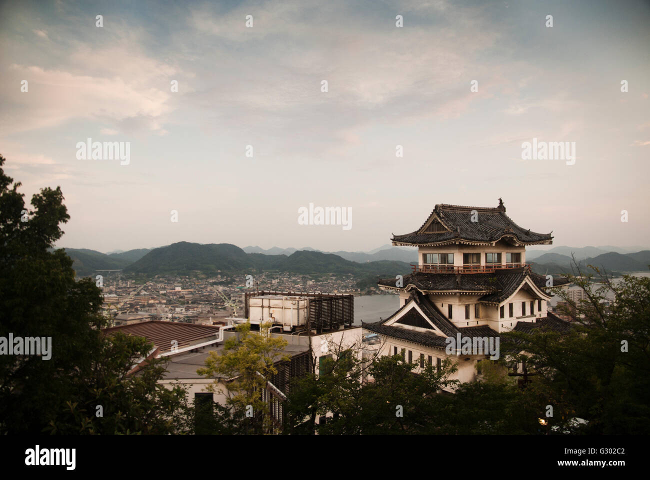 Castle Rising su scenario cittadino in Onomichi (Giappone) Foto Stock