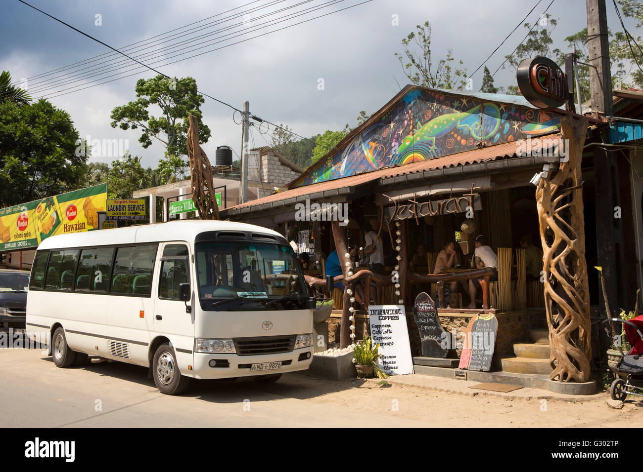 Sri Lanka, Ella, minibus turistico parcheggiata fuori Café Chill Foto Stock