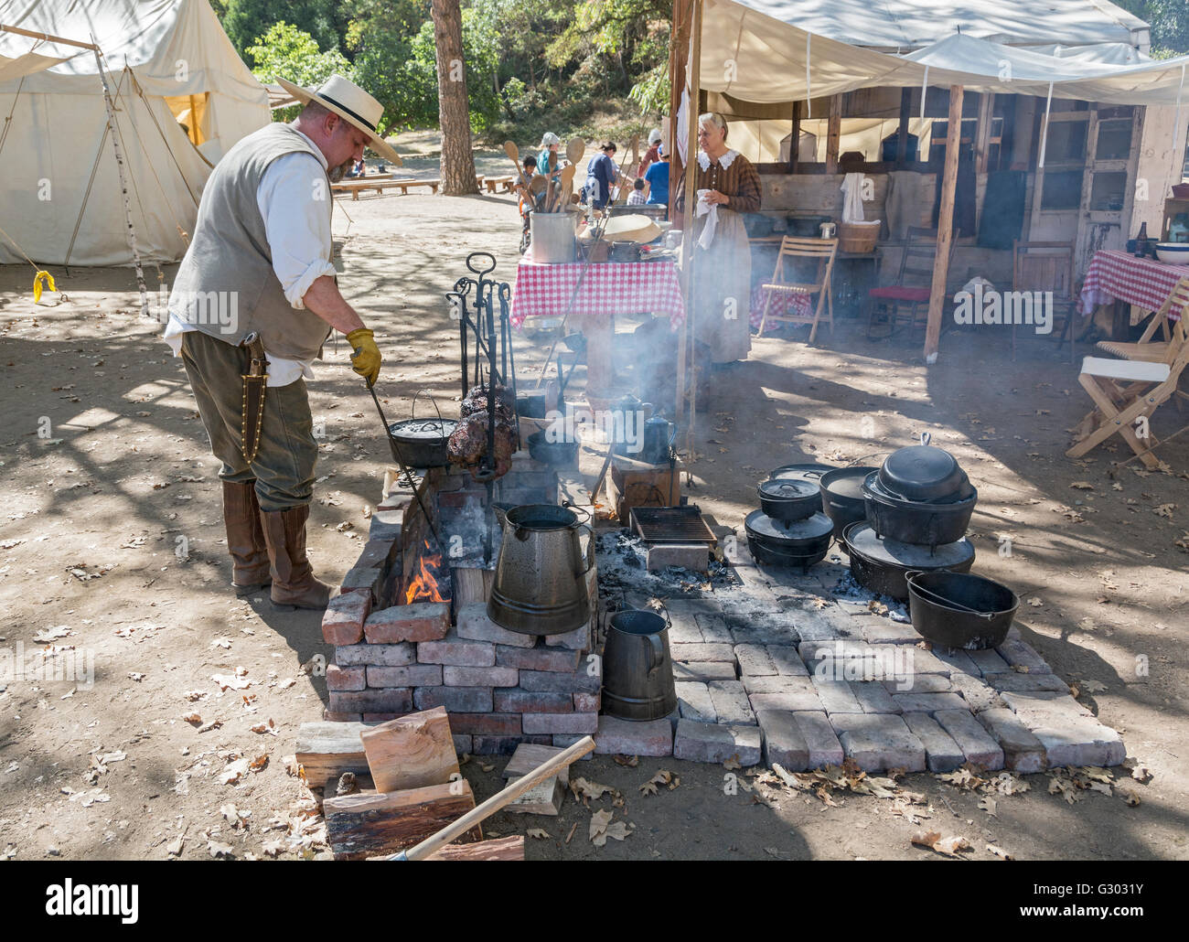 California, Coloma, Marshall Gold Discovery State Historic Park, 'Gold Rush Live' storia vivente evento, reenactor per la cottura Foto Stock