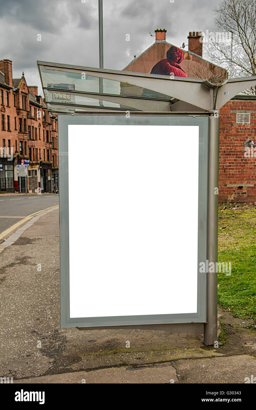 Una immagine di una fermata del bus con un fustellato bilboard per la vostra pubblicità situato nella città scozzese di Glasgow. Foto Stock