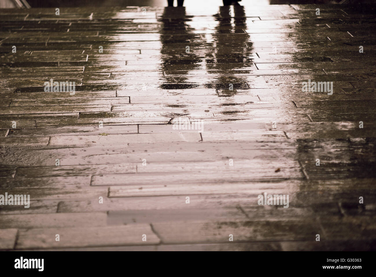 Camminando sotto la pioggia. Sagome di persone sotto la pioggia Foto Stock