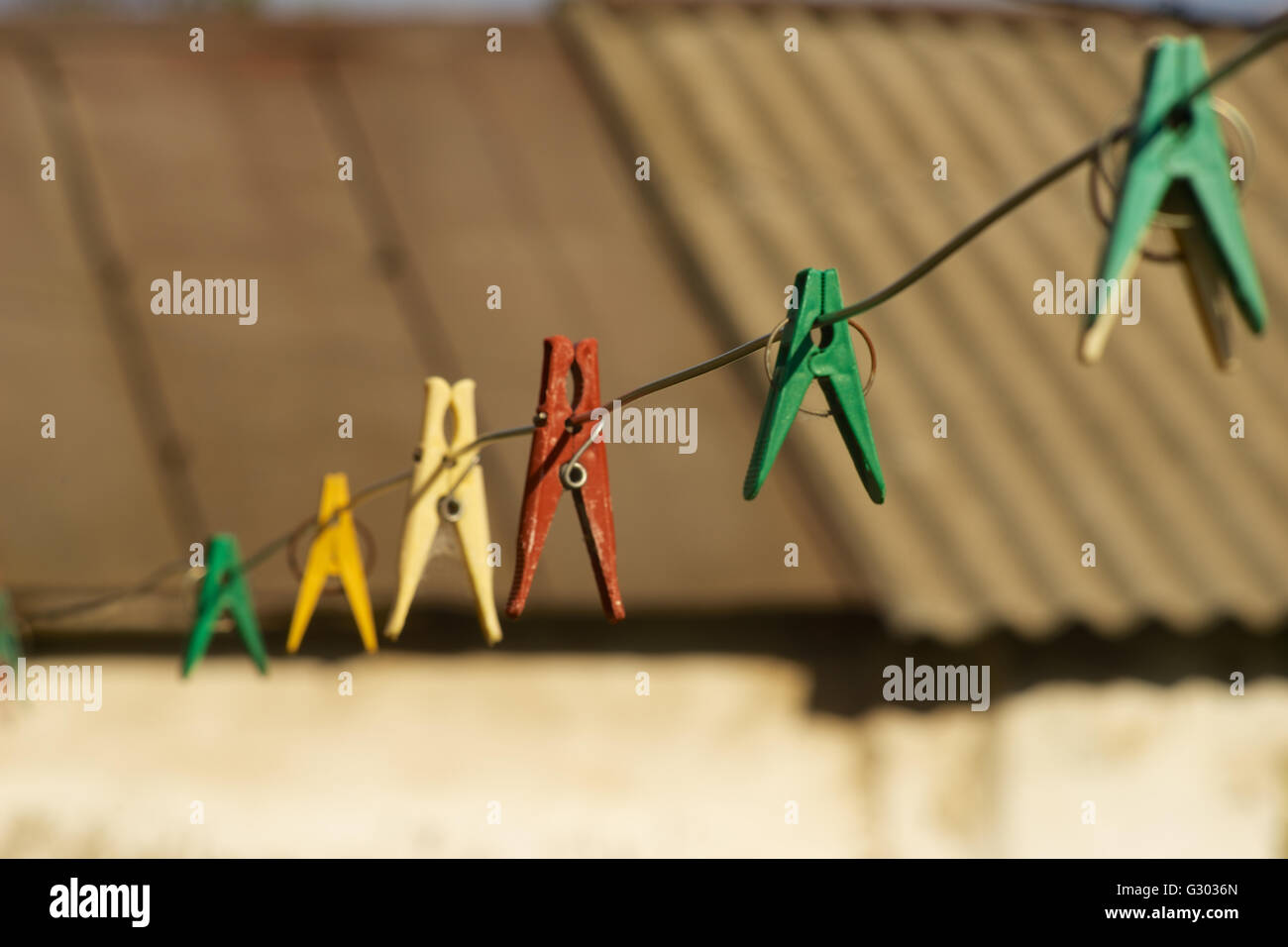 Clothespins su stendibiancheria Foto Stock