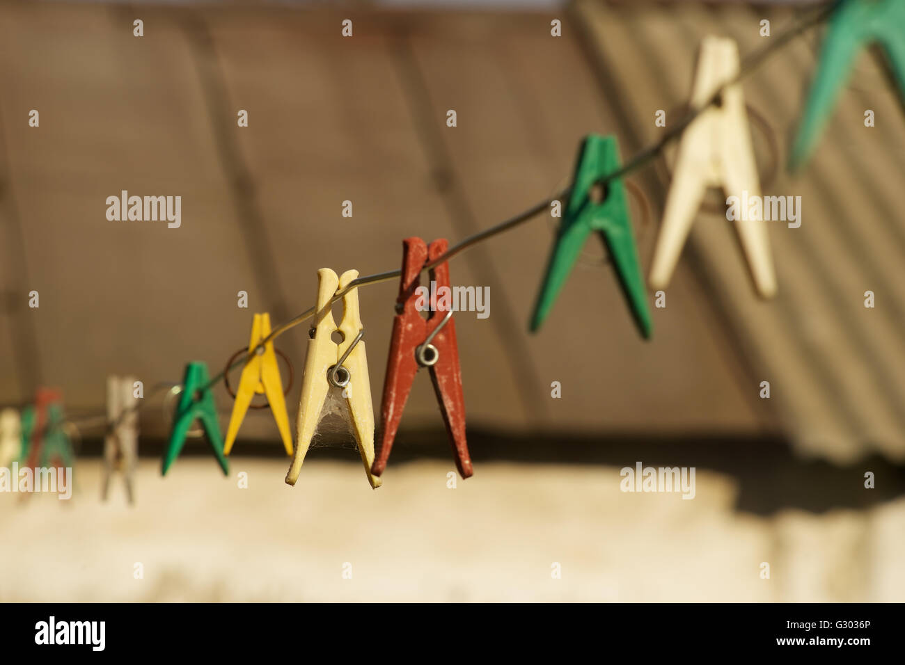 Clothespins su stendibiancheria Foto Stock