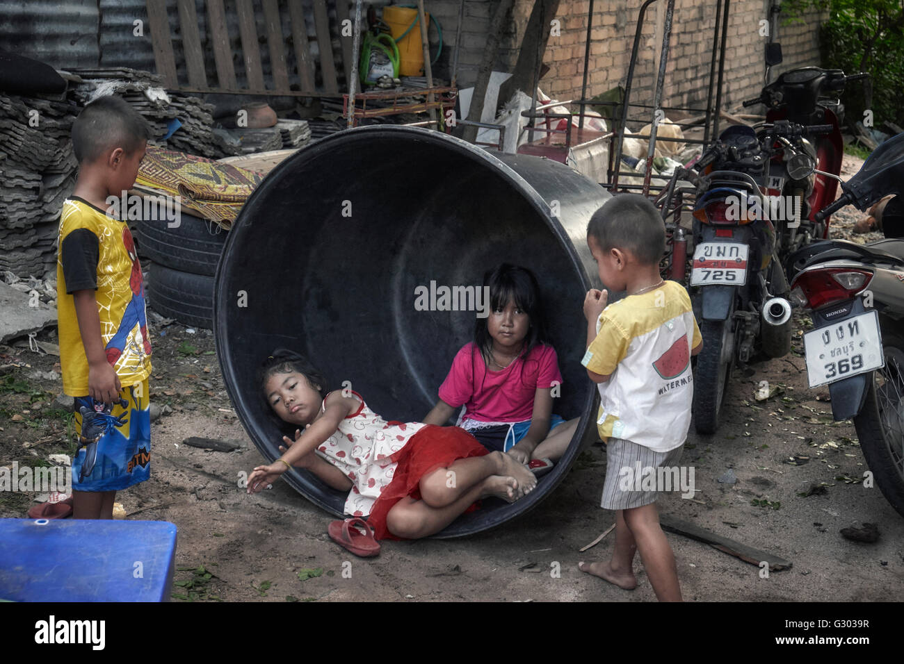 Thailandia povertà. Bambini che giocano tra le macerie in una backstreet tailandese. Thailandia S. E. Asia. Bambini slum Foto Stock