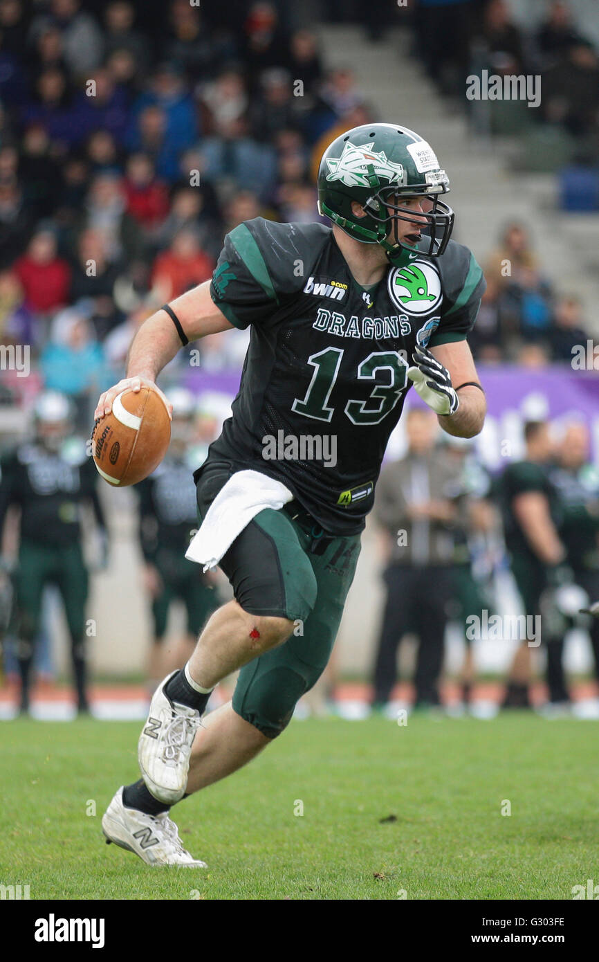 Football americano, WR Thomas Haider, No. 13 Draghi, corre con la palla, Danubio Dragons vs. vichinghi di Vienna, Vienna, Vienna stato Foto Stock