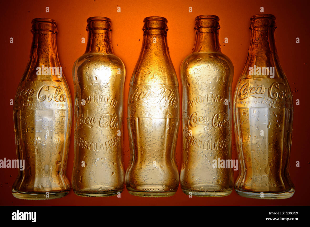 Varie storiche bottiglie di Coca Cola Foto Stock