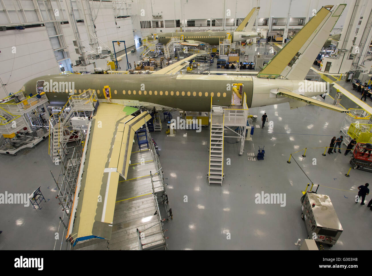 Un Bombardier serie C getto è mostrato sulla linea di montaggio in corrispondenza di un Bombardier impianto di assemblaggio in Mirabel, Que., Canada, venerdì 2 aprile Foto Stock