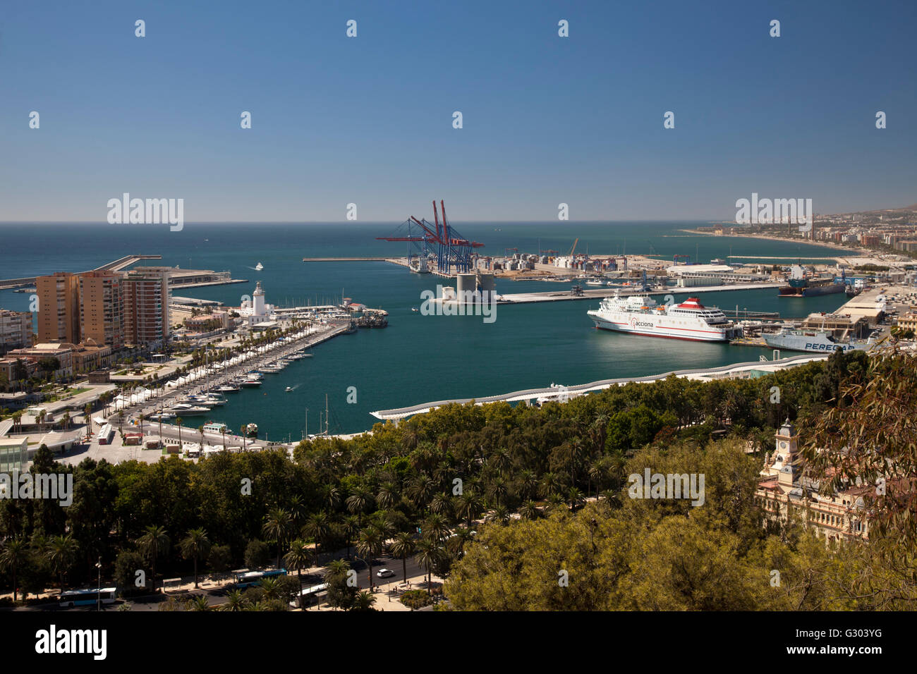 Vista dal Monte de Gibralfaro verso il porto e marina, Malaga, Andalusia, Spagna, Europa, PublicGround Foto Stock