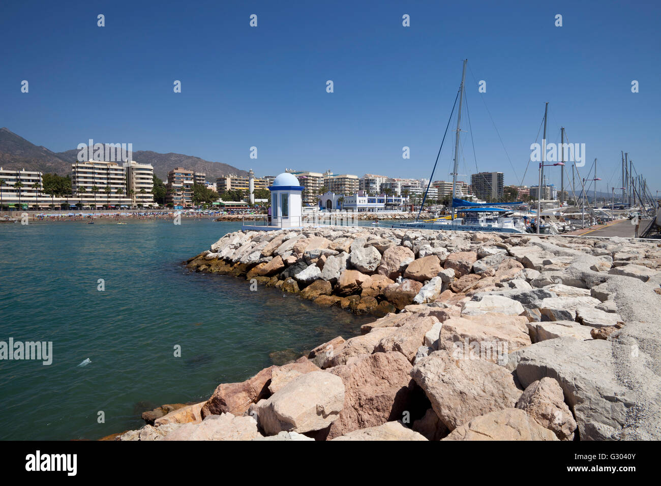 Panorama costiera con la marina a Marbella, Costa del Sol, Andalusia, Spagna, Europa, PublicGround Foto Stock