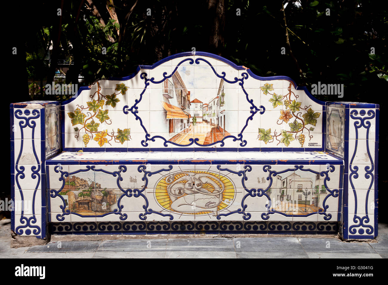 Banca decorata con piastrelle in Almeda Park, Marbella, Costa del Sol, Andalusia, Spagna, Europa, PublicGround Foto Stock
