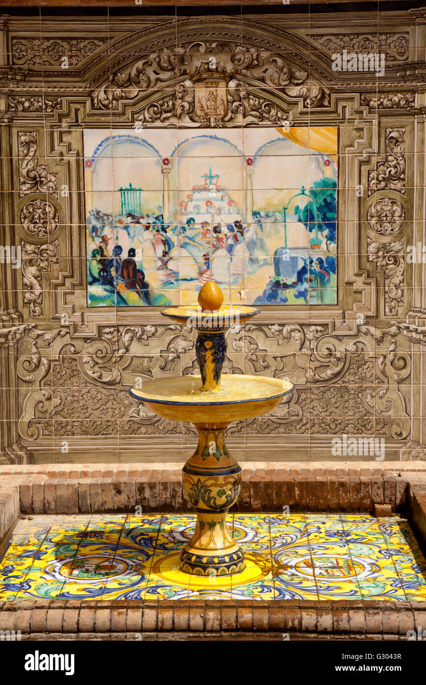 Murale e fontana in mattonelle e ceramica presso il Plaza de Espana, Siviglia, Andalusia, Spagna, Europa Foto Stock