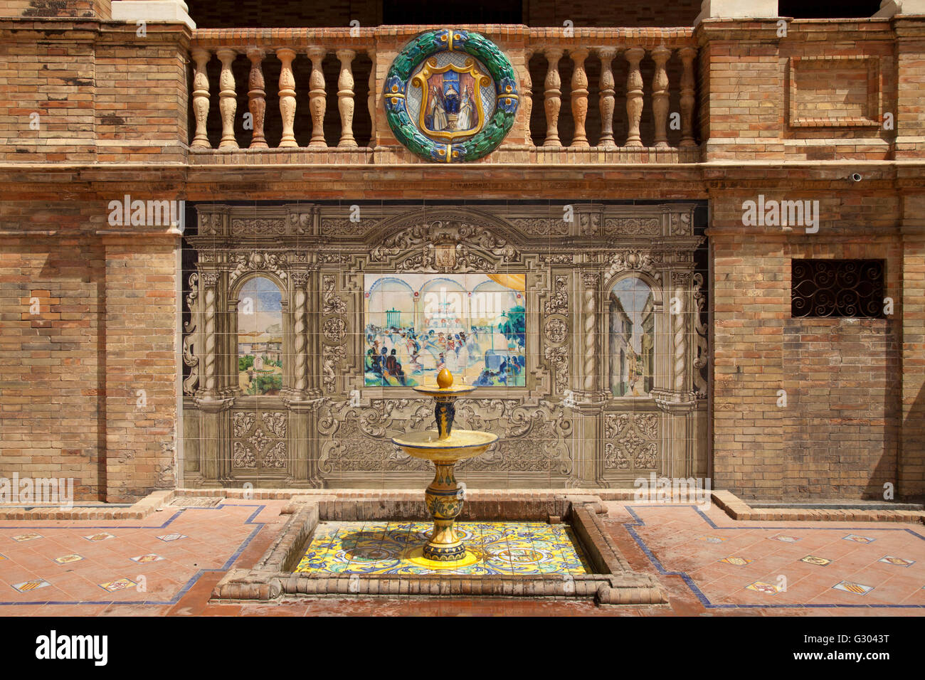 Murale e fontana in mattonelle e ceramica presso il Plaza de Espana, Siviglia, Andalusia, Spagna, Europa Foto Stock