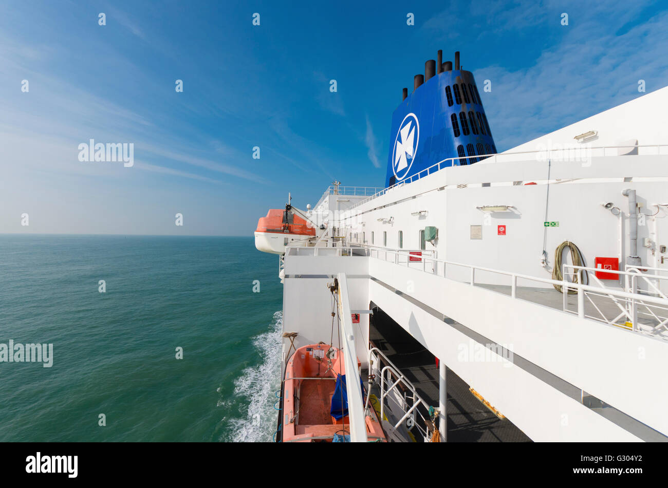 Dunkerque, Francia - 18 ottobre 2015: le imbarcazioni di salvataggio su un DFDS Seaways traghetto da Dunkerque a Dover Foto Stock