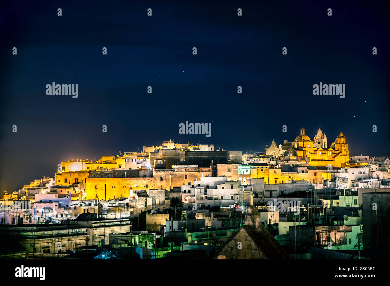 Vista notturna della città italiana di Ostuni in Puglia. Vista storica dell'Italia Foto Stock