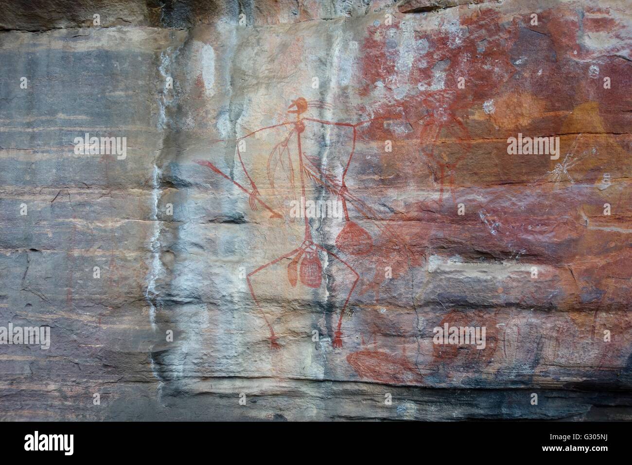 Una bocca aperta la figura che trasportano spears dipinto in una caverna di Ubirr, Parco Nazionale Kakadu, Territorio del Nord, l'Australia Foto Stock