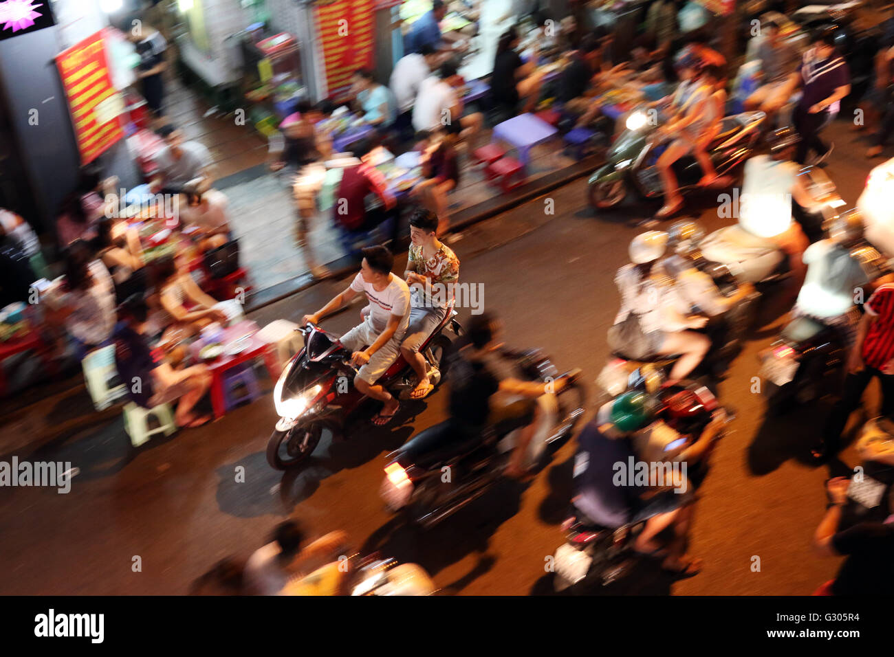 La folla scooter bar vita notturna turistico quartiere vecchio Foto Stock