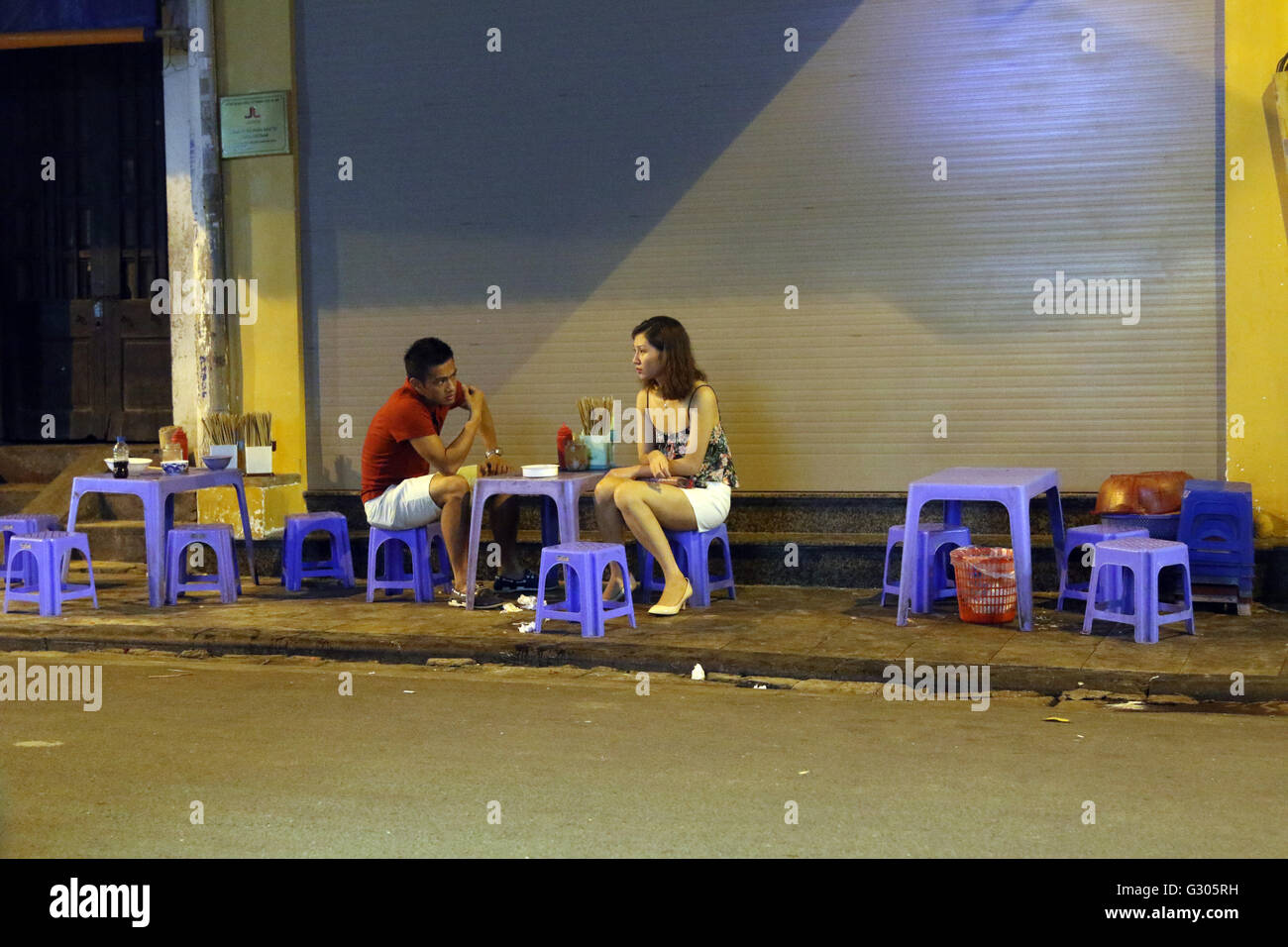 Matura un tavolo di plastica Sedie ristorante bad data Foto Stock