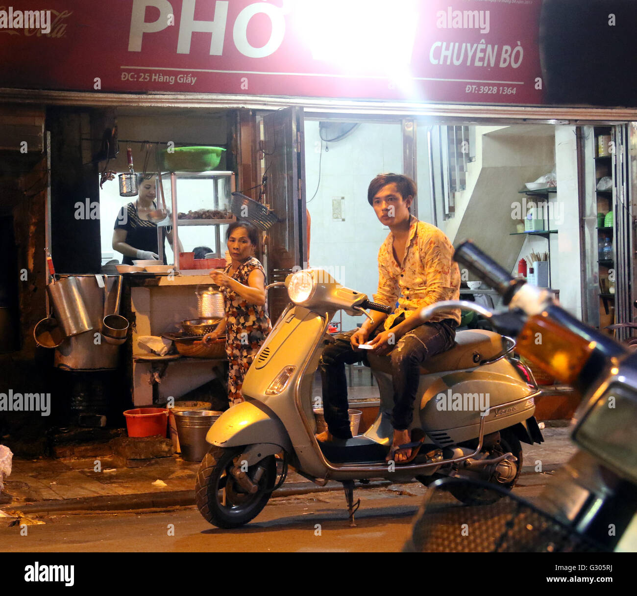 Pho ristorante cibo di strada scooter uomo vecchio quartiere Foto Stock