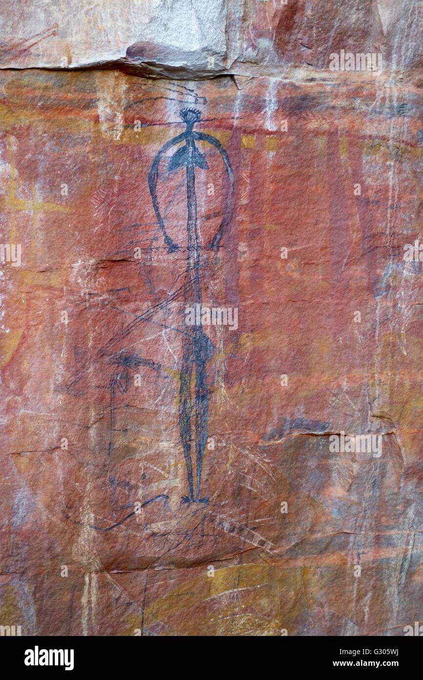 Grotta di aborigeni dipinto raffigurante una figura femminile nella zona ovest di Arnhem Land, Territorio del Nord, l'Australia Foto Stock