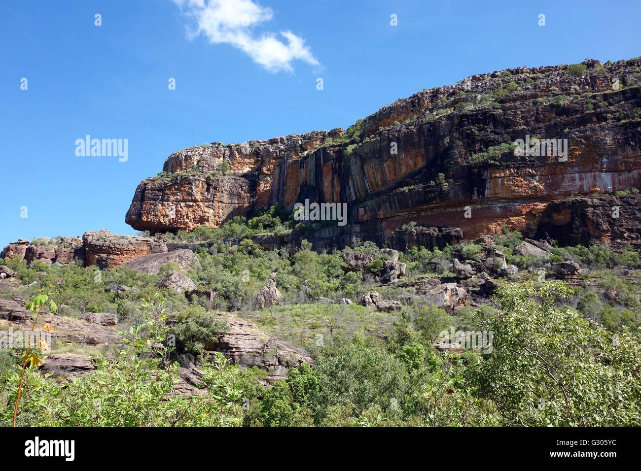 Vista di Nourlangie Rock (Burrunggui) presso il Parco Nazionale Kakadu, Territorio del Nord, l'Australia Foto Stock