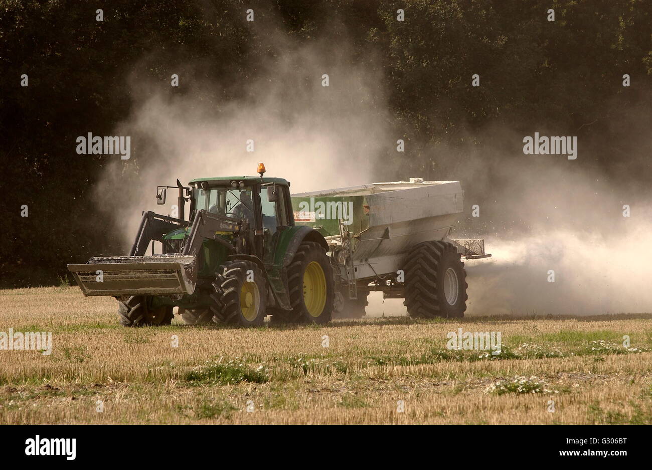 AJAXNETPHOTO - 2008. SOUTHAMPTON,Inghilterra. La diffusione di una nuvola di fertilizzante su un grano campo di stoppie. Foto:JONATHAN EASTLAND/AJAX REF:D1 80310 1414 Foto Stock