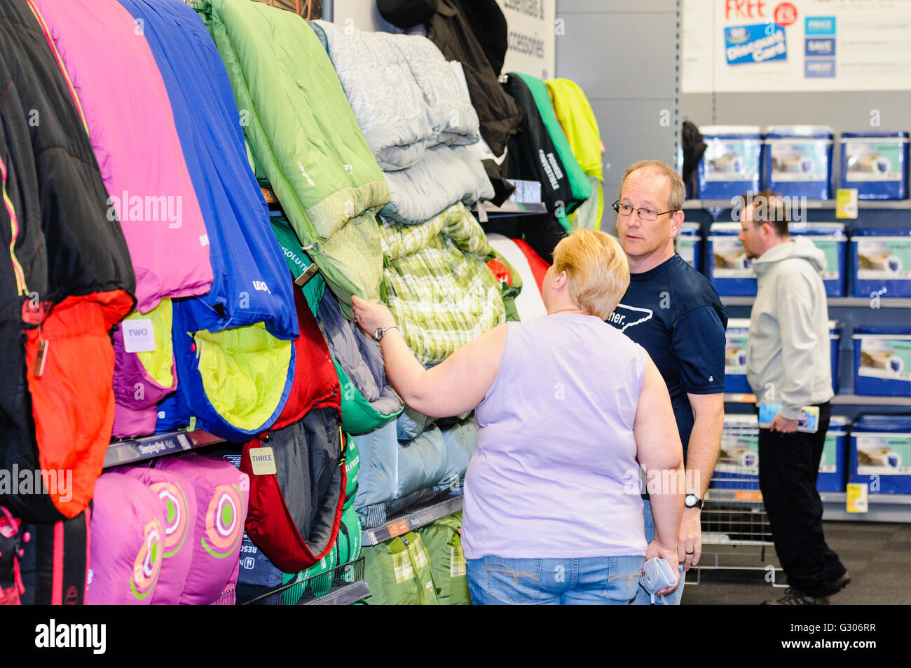 Ai clienti di guardare i sacchi a pelo in vendita nella sezione campeggio di andare all'aperto sport shop. Foto Stock